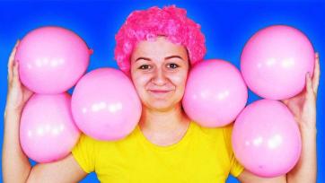 Learn to count with balloons with the cutie Mrs. Clown