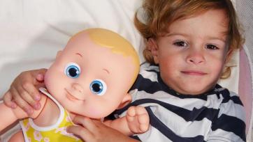 Tifani and Denis will be take a rest with their dolls