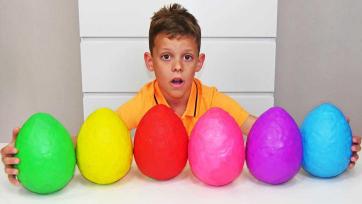 Let's discover together what these colorful giant dino eggs have to offer!