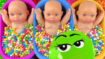 Colorful Baby Friends Learn Bright Colors with Bouncy Balls Fun