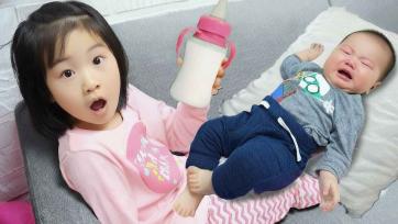 Big Sister’s Gentle Bottle Time with Baby: A Soft and Sweet Sibling Moment